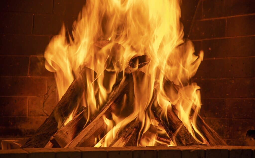 bûches de bois enflammées