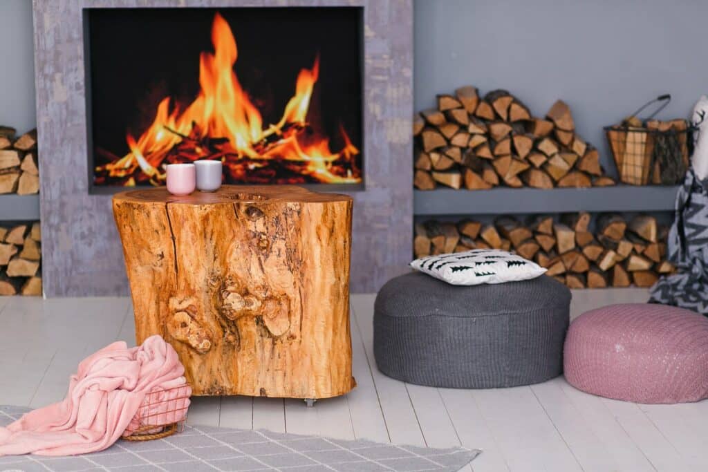 intérieur scandinave pouf devant cheminée